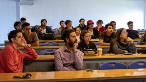 Estudiantes y académicos UAI sentados, atendiendo la presentación de Jaime Cotroneo.