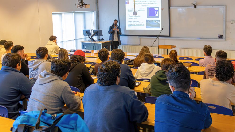 Jaime Cotroneo exponiendo ante estudiantes y académicos UAI.