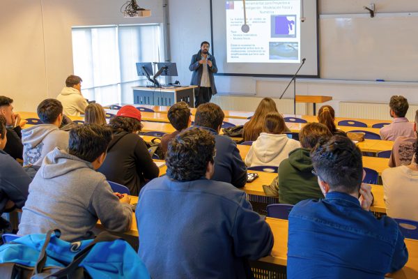 Jaime Cotroneo exponiendo ante estudiantes y académicos UAI.