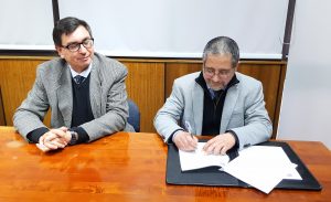 A la izquierda: decano de la Facultad de Ciencias Forestales. A la derecha: director del INH firma el convenio.