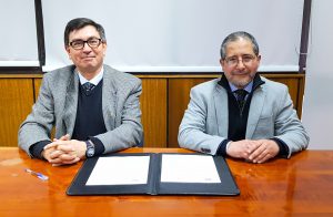 A la izquierda: Horacio Bown, decano de la Facultad de Cs. Forestales y de la Conservación de la Naturaleza (FCFCN) de la U. de Chile. A la derecha: Emilio Torres, director del INH. 