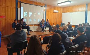 Las profesionales del panel sentadas delante de los estudiantes.