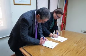 Director del INH y directora de CIREN de pie, firmando el convenio.