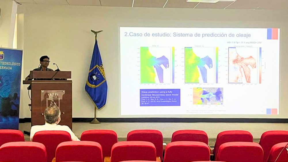 Profesional INH parado frente al público exponiendo