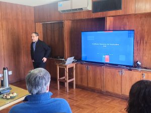 Director del INH presenta sobre el quehacer de la institución.