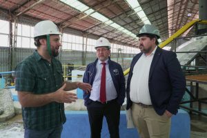 Jefe de la División de Gestión y Desarrollo de Personas de la Subsecretaría de Obras Públicas visita el laboratorio de modelación física.